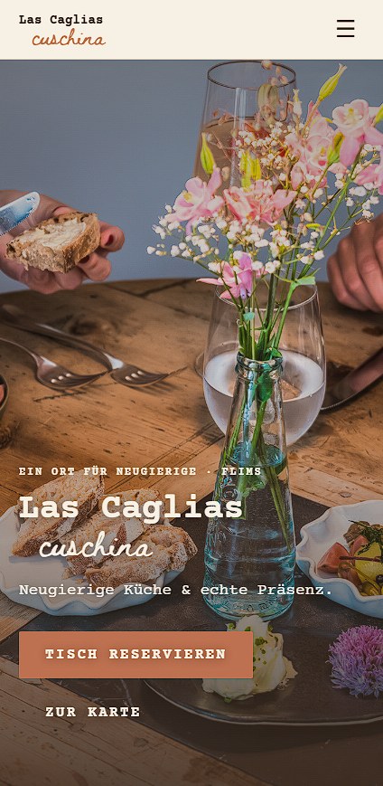 Startseite von Las Caglias Cuschina auf dem Handy — Hero mit gedecktem Tisch und dem Knopf „Tisch reservieren“