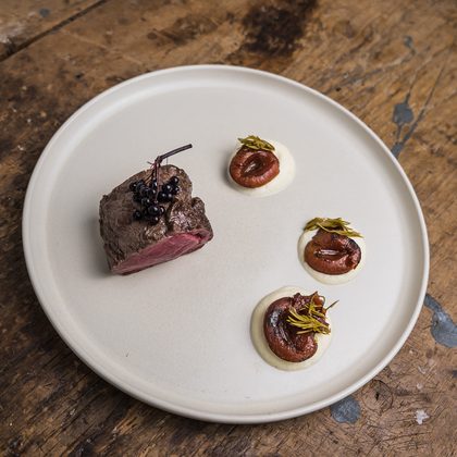 Reh mit Holunderbeeren, gegrillten Aprikosen und Sellerie-Creme
